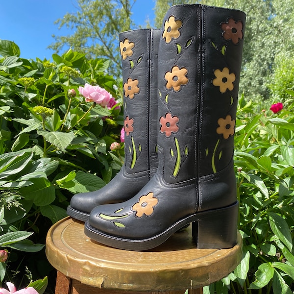Flower boots black matte neutral
