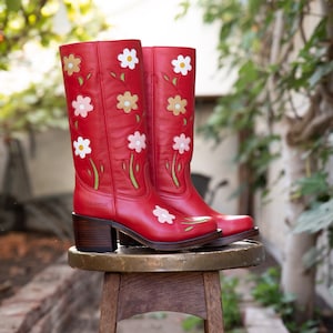Stivali a fiori in rosso