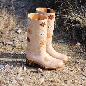 Stivali Flower Boots color cammello con tacco basso immagine 8