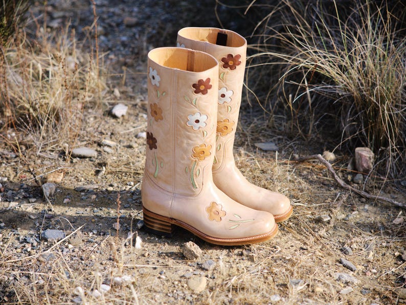 Stivali Flower Boots color cammello con tacco basso immagine 8