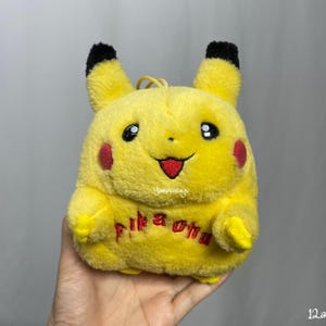 Vintage 2000s Pikachu Plush 13-15 cm , Kuscheltier , Stoffpuppe , Smile Pikachu , Spiele , Anime , Cartoon , niedlich , Geschenk , Second hand