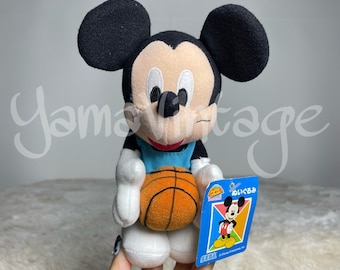 Peluche vintage de Mickey Mouse de la década de 2000, con atuendo de baloncesto de colección.