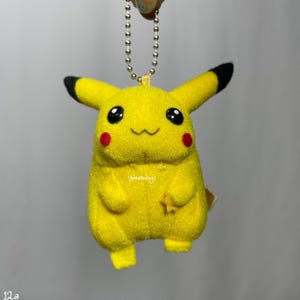 Vintage 1990-2000s Pikachu Plüsch Schlüsselanhänger 2,5-3 &quot;, Stofftiere, Stoffpuppe, Spiele, Anime, Cartoons, Geschenk, Second hand, Kugelkette
