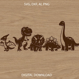 Puede incluir: Siluetas de dinosaurios marrones, incluyendo un Pterod&aacute;ctilo, T-Rex, Triceratops, Estegosaurio y Braquiosaurio, sobre un fondo de madera. Tambi&eacute;n est&aacute; presente el texto "SVG, DXF, AI, PNG" y "DESCARGA DIGITAL".