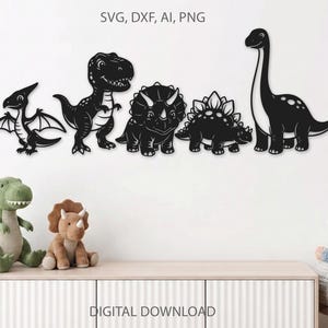 Puede incluir: Recortes de dinosaurios negros en varias formas, incluyendo un Pterod&aacute;ctilo, T-Rex, Triceratops, Estegosaurio y Brontosaurio. El texto "SVG, DXF, AI, PNG" est&aacute; en la parte superior. Las palabras "DESCARGA DIGITAL" est&aacute;n en la parte inferior.