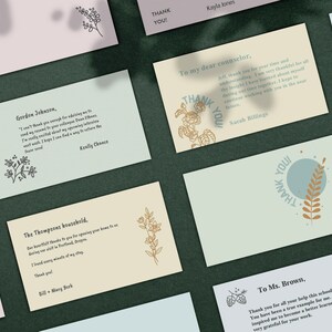 Peut inclure: Une collection de cartes de remerciement avec des illustrations florales et des messages manuscrits. Les cartes sont sur un fond vert.
