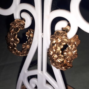 Vintage Gold Flower Hoop Earrings: 80s Pierced Jewelry