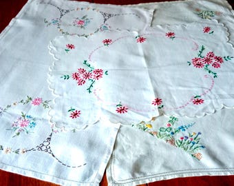 Servilletas de lino bordadas vintage: decoración floral para la hora del té