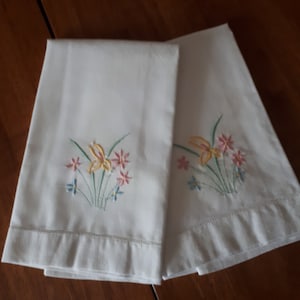 Vintage Embroidered Floral Pillowcases: Retro Bouquet Design