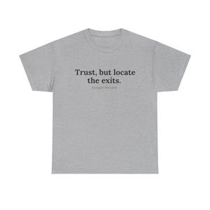 Lustiges klingonisches Sprichwort T-Shsirt - Vertrauen, aber Suchen Sie die Ausgaben Shirt - Minimalistisches Sci-Fi Geschenk - sarkastischer Weltraum Fan Unisex T-Shirt