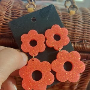 Retro Daisy Earrings, Sparkly Coral Flower Earrings, Pop Art, 1960s, 1970s Look, Hippie, Flower Power, Mid Mod , Vintage .....