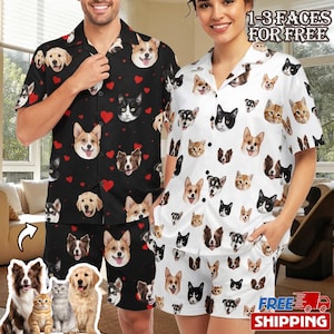 K&ouml;nnte beinhalten: Passende schwarze und wei&szlig;e Pyjama-Sets mit Hunde- und Katzen-Gesichtern. Das schwarze Set hat rote Herzen. Das wei&szlig;e Set hat den Text "1-3 FACES FOR FREE" und "FREE SHIPPING". Die Sets beinhalten ein Hemd mit Kn&ouml;pfen und Shorts.