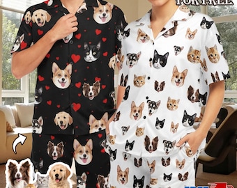 以下が含まれることがあります： 犬と猫の顔が特徴の、お揃いの黒と白のパジャマセット。黒いセットには赤いハートが付いています。白いセットには「1-3 FACES FOR FREE」と「FREE SHIPPING」の文字が入っています。セットにはボタンダウンシャツとショートパンツが含まれています。