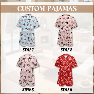 K&ouml;nnte beinhalten: Vier Sets individueller Pyjamas werden gezeigt, jedes mit einem einzigartigen Muster. Die Pyjamas sind kurz&auml;rmlige Hemden mit Kn&ouml;pfen und Shorts. Zu den Stilen geh&ouml;ren hellblau mit Hundegesichtern, rosa mit Hundegesichtern, rosa mit Hundepfoten und rot mit Hundegesichtern und Knochen.