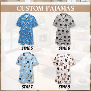 K&ouml;nnte beinhalten: Vier Sets individueller Pyjamas werden gezeigt, jedes mit einem einzigartigen Muster. Zu den Stilen geh&ouml;ren Blau mit Katzen, Grau mit Dackeln, Hellblau mit Hundegesichtern und Pfotenabdr&uuml;cken sowie Wei&szlig; mit verschiedenen Hunde- und Katzengesichtern. Der Text "CUSTOM PAJAMAS" steht oben.