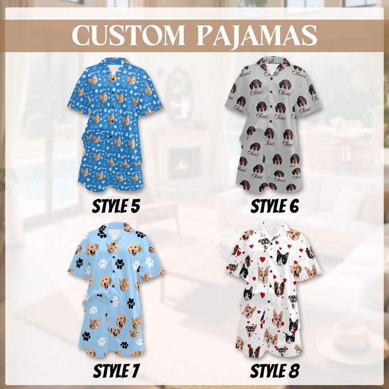 K&ouml;nnte beinhalten: Vier Sets individueller Pyjamas werden gezeigt, jedes mit einem einzigartigen Muster. Zu den Stilen geh&ouml;ren Blau mit Katzen, Grau mit Dackeln, Hellblau mit Hundegesichtern und Pfotenabdr&uuml;cken sowie Wei&szlig; mit verschiedenen Hunde- und Katzengesichtern. Der Text "CUSTOM PAJAMAS" steht oben.