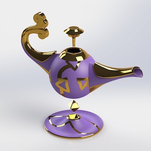 Puede incluir: Una lámpara de genio púrpura con detalles dorados y un diseño decorativo. La lámpara está abierta y la parte superior está quitada.