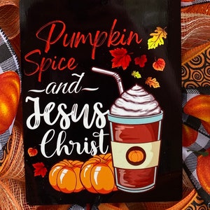 Pu&ograve; includere: Un cartello nero con testo bianco che recita "Pumpkin Spice and Jesus Christ". Il cartello presenta un'immagine di cartone animato di un latte alla zucca speziato con panna montata e una cannuccia.