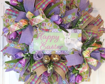 Corona de Pascua con tulipanes: Malla decorativa, conejito y huevos de papel de oro.