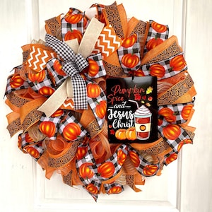 Pu&ograve; includere: Una ghirlanda autunnale con nastro a quadri arancio e nero, nastro arancio a spirale e un cartello che recita "Pumpkin Spice and Jesus Christ".