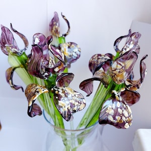 Handgeblazen glazen irisbloem: paars en beige lentedecor