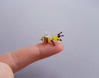 Szklana figurka pszczoły miodnej: miniaturowe zwierzątko z lampworku