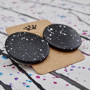 matt stud earrings black with white dots, round stud earrings made of polymer clay, light polymer clay earrings, gift, stud earrings minimalist