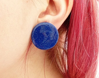 blaue runde Ohrstecker aus Fimo glänzend, nickelfreie Ohrringe, glitzernde leicht Ohrringe, Geschenk, große runde Ohrringe, blaue Ohrringe