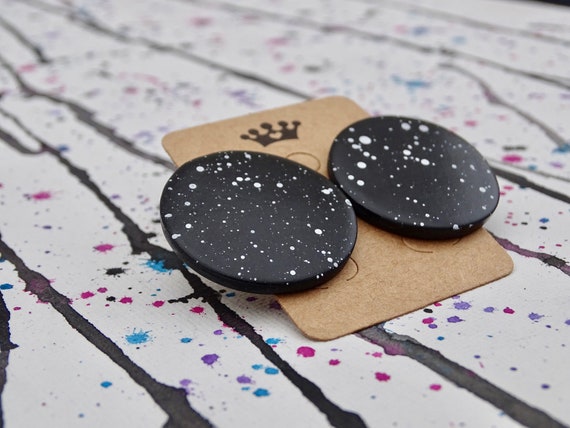 Matte black stud earrings with white dots, round stud earrings made of Fimo, lightweight polymer clay earrings, gift, minimalist stud earrings