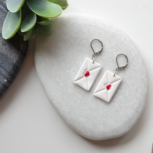 Pendientes sobre, sobre, pendientes ligeros sin níquel, pendientes de rosca, pendientes de arcilla polimérica, regalo para novia, amor
