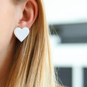 Weiße Herz Ohrstecker, Ohrringe Herz, Herzohrringe weiß matt, Geschenk für Freundin, Herzchen Ohrringe, nickelfreie Ohrstecker, Fimo Ohrring