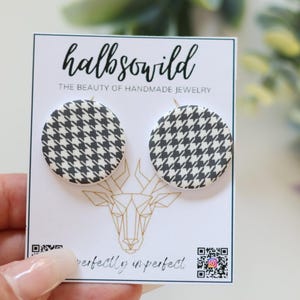 May include: Two round stud earrings featuring a black and white houndstooth pattern on a white display card. The card displays the text "halbsowild", "THE BEAUTY OF HANDMADE JEWELRY", and "perfectly imperfect" with two QR codes at the bottom.