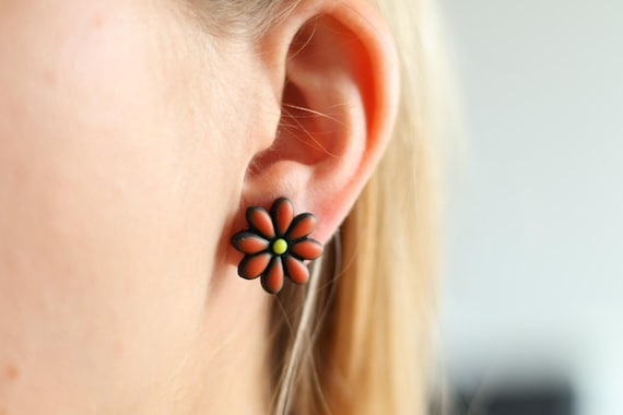 Flower stud earrings orange, small flower earrings made of polymer clay, gift for girlfriend, gift for mom, flowery earrings, nickel-free earrings