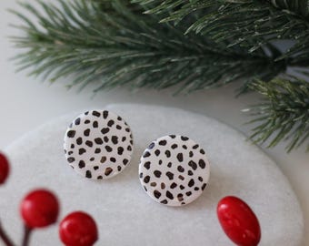 White stud earrings with black dots, small round patterned earrings, round stainless steel stud earrings made of polymer clay, gift for girlfriend, polymer clay