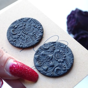 black matt earrings made of polymer clay with floral pattern, matt stud earrings, round earrings, minimalist stud earrings black matt