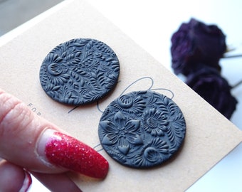 black matte earrings made of Fimo with floral pattern, matte stud earrings, round earrings, minimalist stud earrings black matte