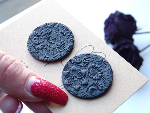 black matte earrings made of Fimo with floral pattern, matte stud earrings, round earrings, minimalist stud earrings black matte