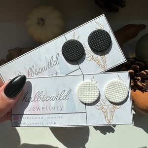 Orecchini a bottone neri opachi, orecchini bianchi opachi, orecchini a bottone testurizzati, orecchini geometrici, orecchini a bottone rotondi piatti, regalo per la fidanzata