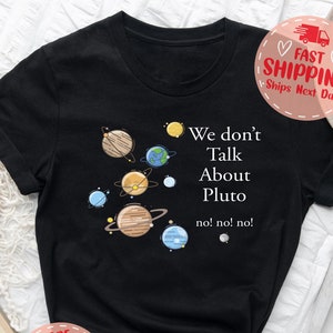 Könnte beinhalten: Schwarzes T-Shirt mit einer Grafik des Sonnensystems und dem Text "We don't Talk About Pluto no! no! no!"