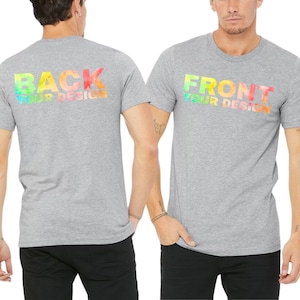 Op de afbeelding: Een grijs t-shirt met een regenboogkleurige gradi&euml;nt. De voorkant van het shirt zegt "FRONT YOUR DESIGN" en de achterkant zegt "BACK YOUR DESIGN".