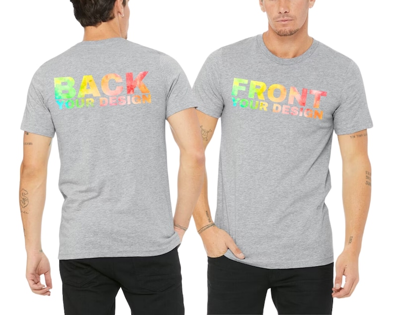 Op de afbeelding: Een grijs t-shirt met een regenboogkleurige gradi&euml;nt. De voorkant van het shirt zegt "FRONT YOUR DESIGN" en de achterkant zegt "BACK YOUR DESIGN".