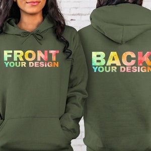 Op de afbeelding: Een groen hoodie met de woorden "FRONT YOUR DESIGN" op de voorkant en "BACK YOUR DESIGN" op de achterkant. De tekst is in een regenboogkleurige gradi&euml;nt.