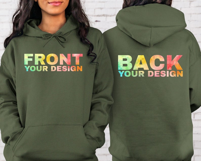 Op de afbeelding: Een groen hoodie met de woorden "FRONT YOUR DESIGN" op de voorkant en "BACK YOUR DESIGN" op de achterkant. De tekst is in een regenboogkleurige gradi&euml;nt.
