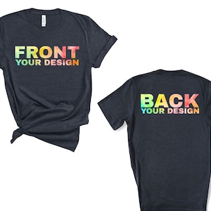 Op de afbeelding: Een donkerblauw t-shirt met een regenboogkleurig verloopontwerp met de tekst "FRONT YOUR DESIGN" aan de voorkant en "BACK YOUR DESIGN" aan de achterkant.