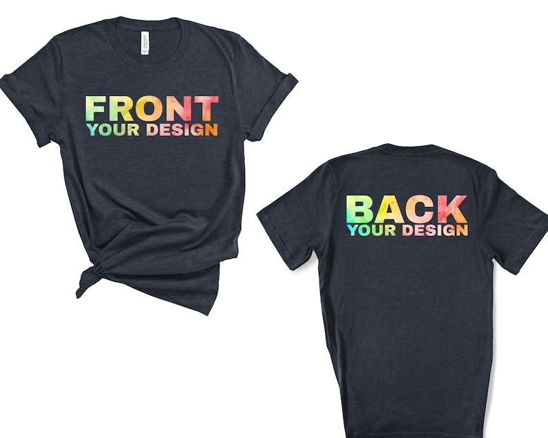 Op de afbeelding: Een donkerblauw t-shirt met een regenboogkleurig verloopontwerp met de tekst "FRONT YOUR DESIGN" aan de voorkant en "BACK YOUR DESIGN" aan de achterkant.