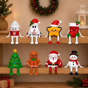 Op de afbeelding: Een set van acht kerstfiguren voor op een plank, bestaande uit een koffiebeker, spookje, ster, kerstsok, kerstboom, peperkoekmannetje, de Kerstman en een sneeuwpop. Elke figuur heeft een lachend gezicht en bungelende, beweegbare beentjes.