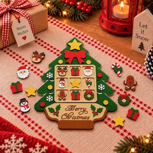 Puede incluir: Un tablero de juego de tres en raya de madera con forma de árbol de Navidad con una cuadrícula que contiene pequeños iconos de madera de renos, regalos, Santa Claus, muñecos de nieve, estrellas, bastones de caramelo y coronas. El texto Merry Christmas.
