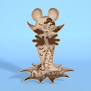 Peut inclure: Une découpe en bois de Mickey Mouse déguisé en vampire avec des chauves-souris et une scène de forêt effrayante en arrière-plan.