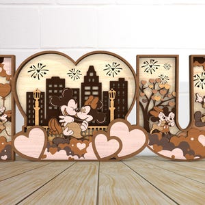 Ratón de pie besándose en el día de San Valentín en 3D multicapa Svg, forma de corazón de madera, archivo Svg de corte láser de amor, dibujos animados Te amo Decoración del hogar Svg