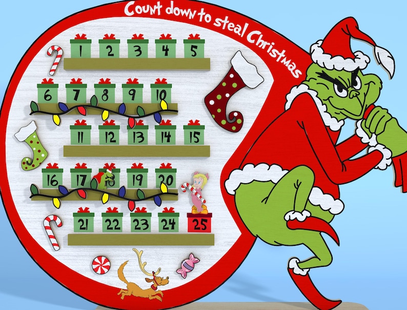 Puede incluir: Un calendario de adviento de madera con el Grinch, un personaje verde con un gorro de Pap&aacute; Noel rojo, sosteniendo una bolsa. El calendario tiene 25 casillas numeradas, cada una con una peque&ntilde;a imagen de caja de regalo. El texto "Count down to steal Christmas" est&aacute; escrito en un arco rojo sobre el calendario.